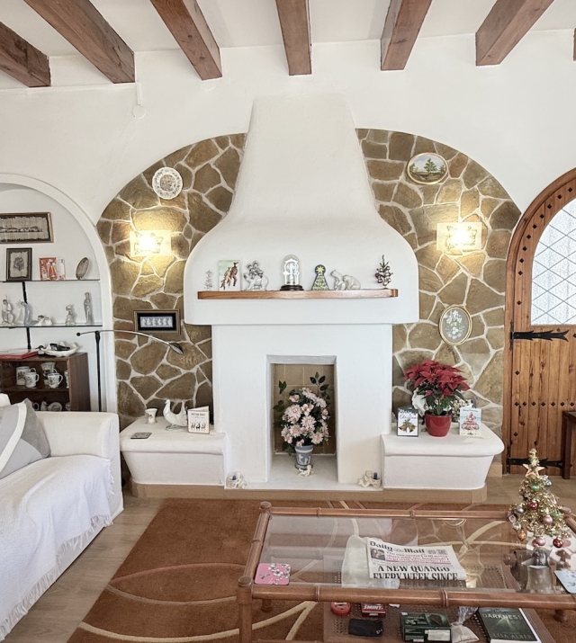 Resa Estates Ibiza spanish huis villa te koop sale main house zwembad strand pool Living .jpeg